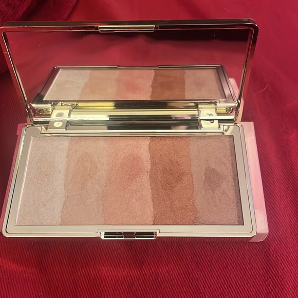 Touch in Sol Pretty Filter Glowdient Makeup Palette (face palette). - Picture 3 of 4